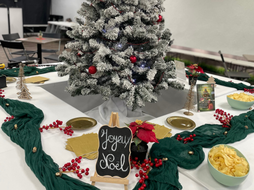 Table décorée pour un arbre de Noël — Jump Story Perpignan