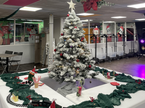 Salle décorée pour un arbre de Noël d'entreprise — Jump Story Perpignan
