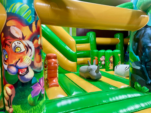 Jeu gonflable thème jungle vu de près — Jump Story