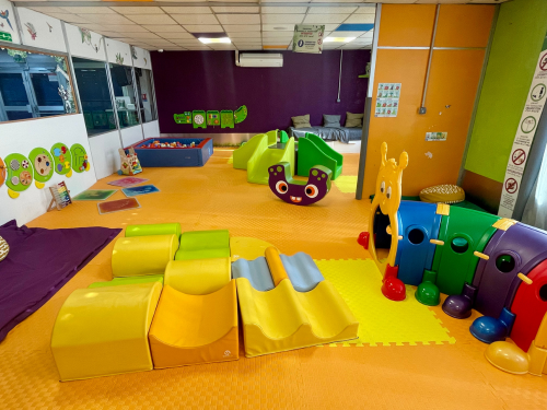 Vue d'ensemble de la salle bébé Jump Story — voir plus de photos