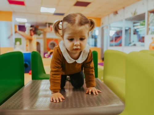 Bébé qui s'amuse dans la salle bébé Jump Story