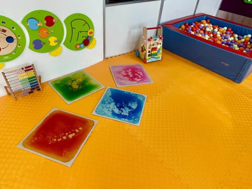 Jeux sensoriels et piscine à balles — salle bébé Jump Story