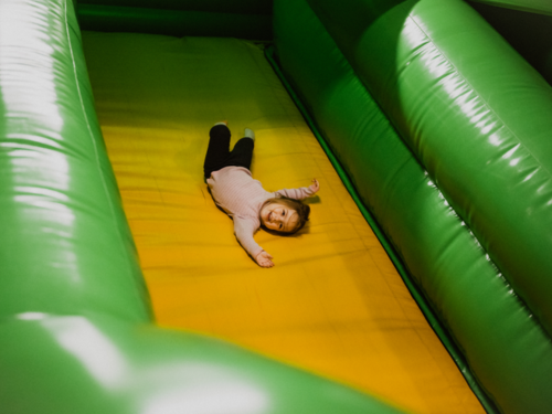 Enfant qui glisse sur le toboggan gonflable — Jump Story